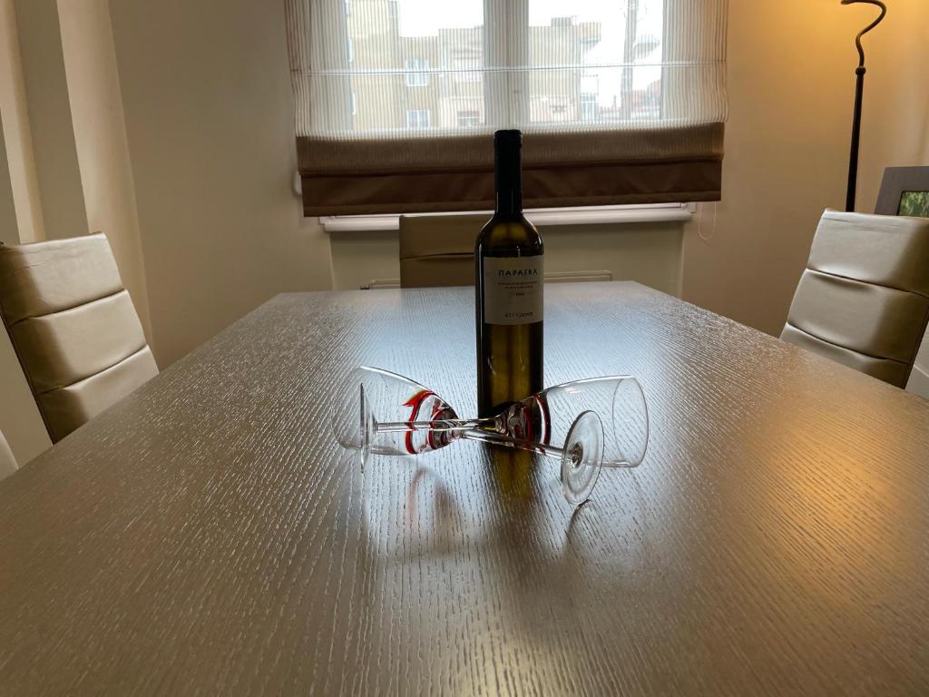 纳乌萨玛西亚斯Guest house GN的桌子上摆放着一瓶葡萄酒和眼镜
