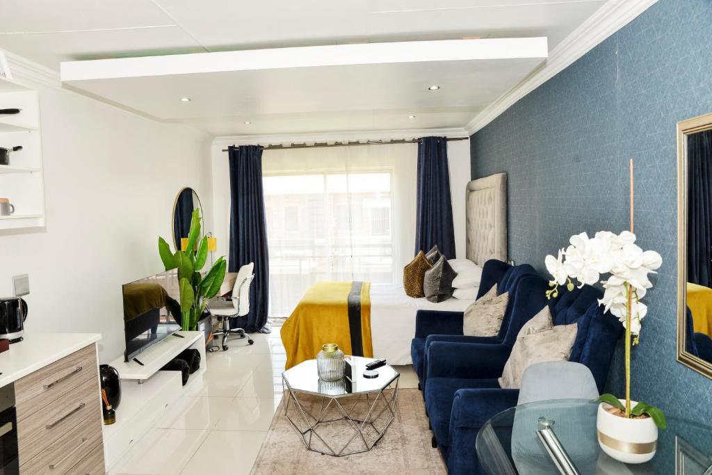 米德兰Eirini Elegant - Rispetto Apartment with Power Backup的蓝色和白色的客厅,配有蓝色的沙发
