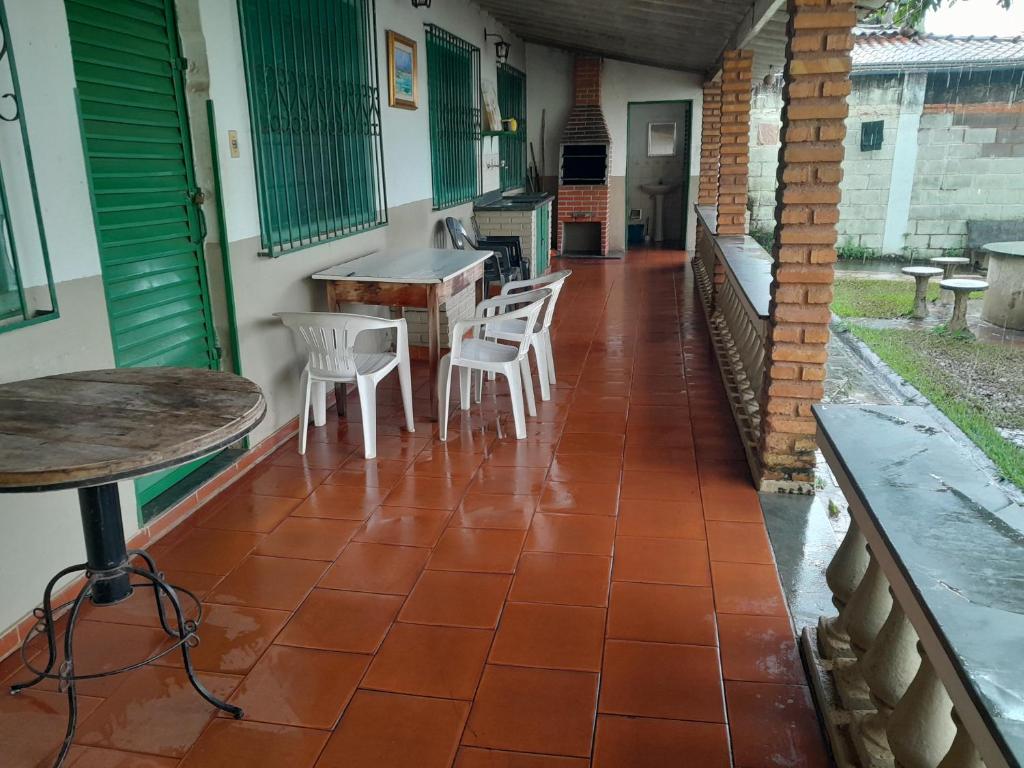 帕苏斯Recanto da Vandeka as margens do Rio Grande的房屋内带桌椅的庭院