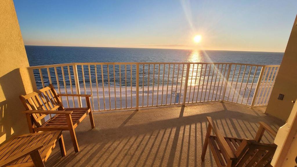 巴拿马城海滩Boardwalk 1209的阳台配有两把椅子,享有海景。