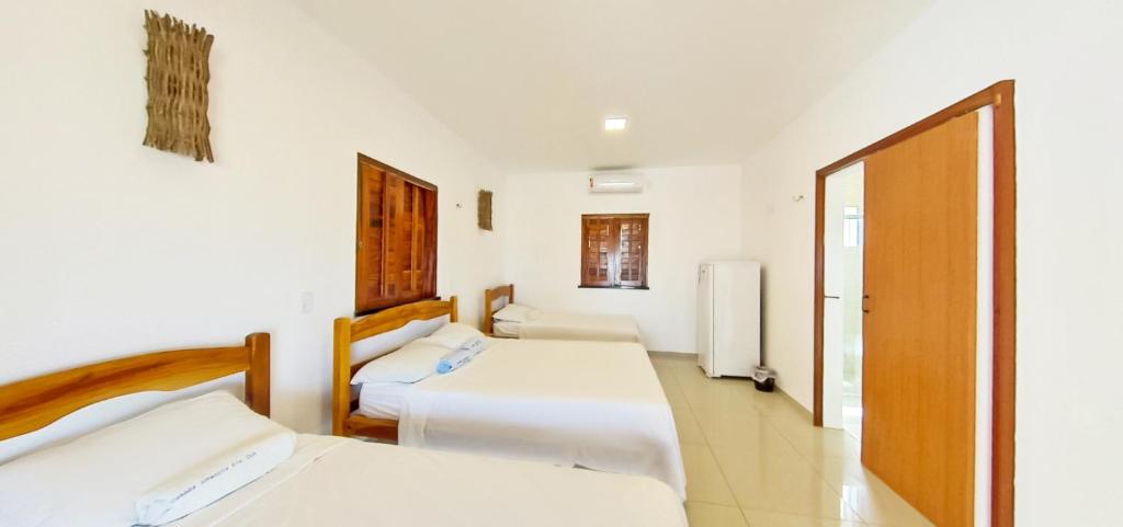 路易斯科雷亚Amazônia Kite Club的一间酒店客房,设有两张床和门廊