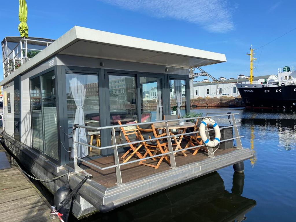 不来梅港Hausboot Lobster Bremerhaven的水中小船屋