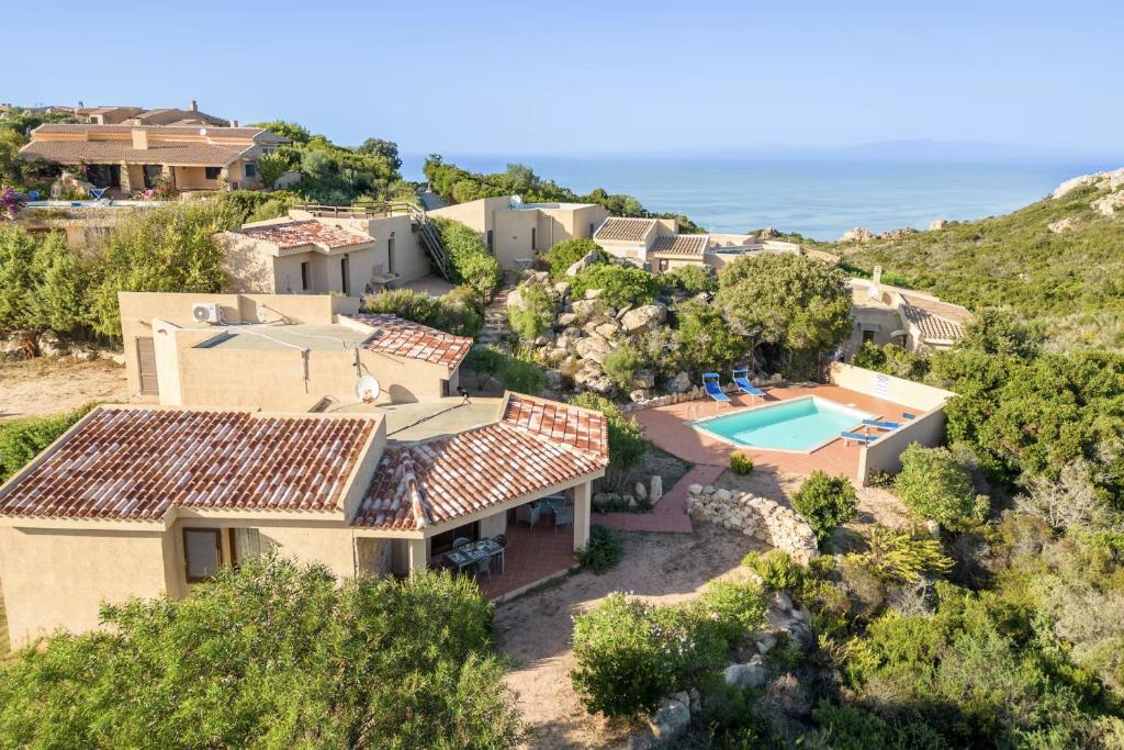 帕拉迪索海岸Holiday home Villetta La Cruzitta的享有带游泳池的房屋的空中景致