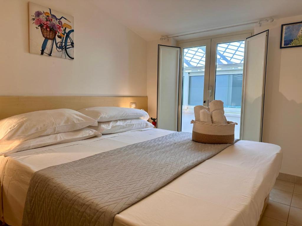 斯佩隆加Sperlonga Paradise Apartment Complex的卧室配有一张大白色床和窗户