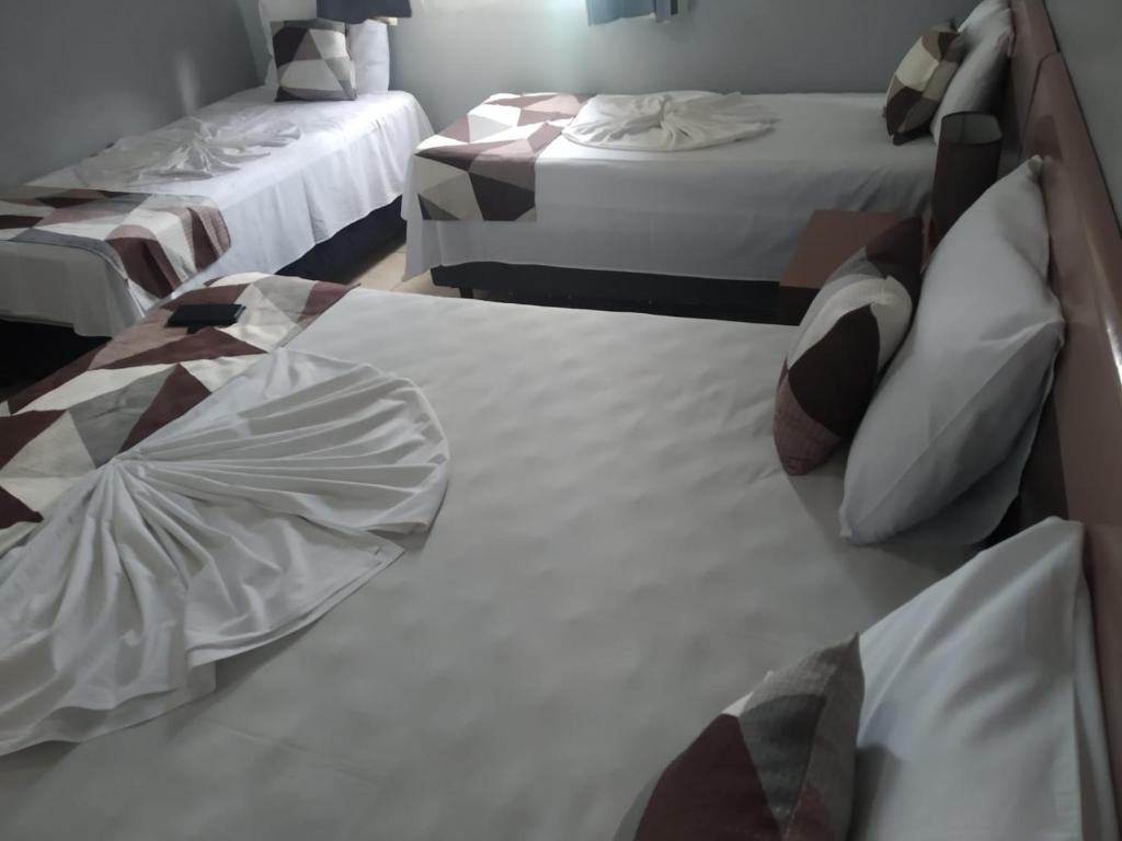 圣卡洛斯YPE酒店客房内的一张或多张床位