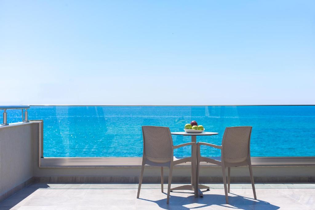 利迈纳里亚Aegean Infinity Deluxe的海景客房内的桌椅