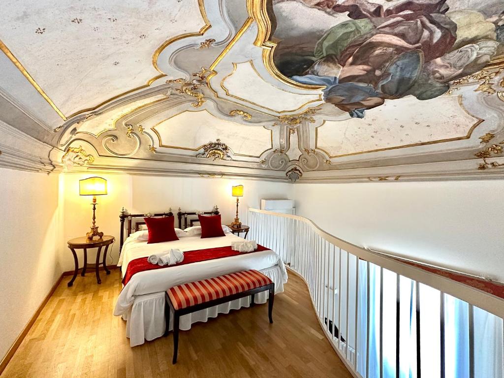 巴勒莫Case Natoli - Residenze d'Epoca的一间卧室设有天花板和绘画