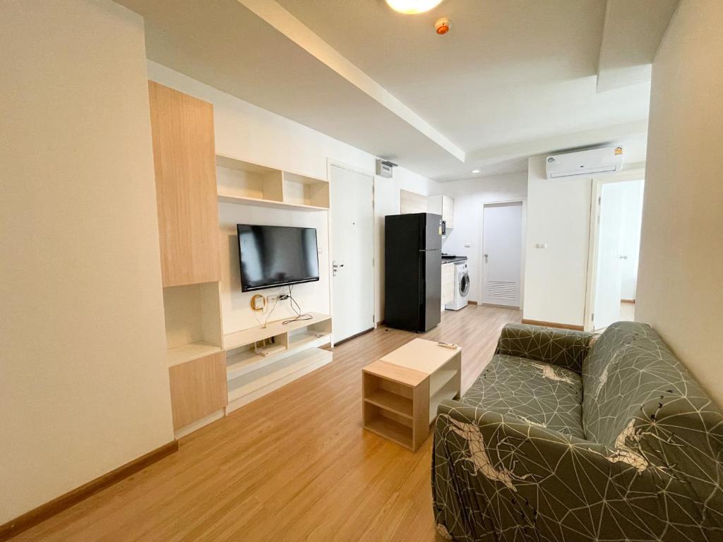 曼谷2BR Apartment的带沙发和电视的客厅