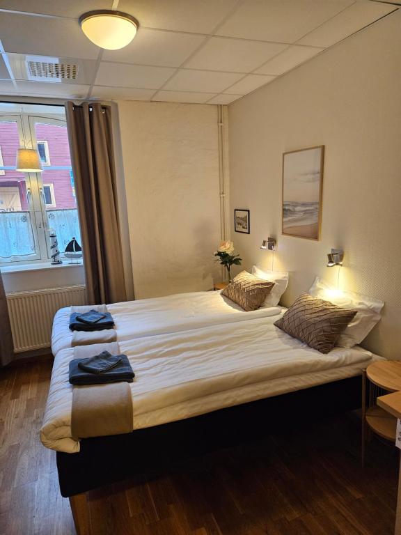耶夫勒阿尔德霍尔曼酒店的一间卧室配有一张大床和毛巾