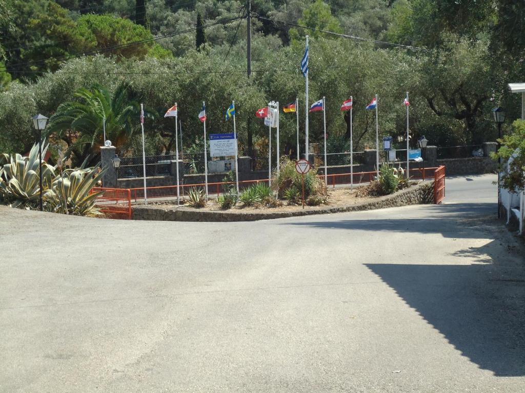 帕莱欧卡斯提撒Camping Paleokastritsa的公园里一排有栅栏的旗帜