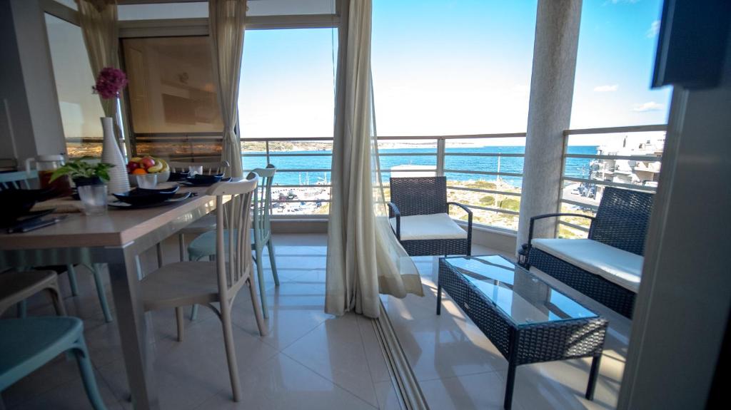 梅利哈Mellieha Bay 3 Bedroom Apartment ''Coastal Comfort''的海景用餐室