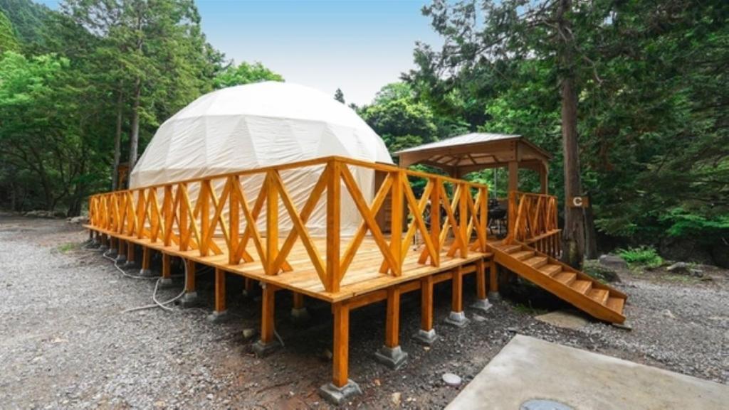 菰野町Riverside Glamping Nuts - Vacation STAY 84738v的圆顶帐篷配有木制框架和白色圆顶