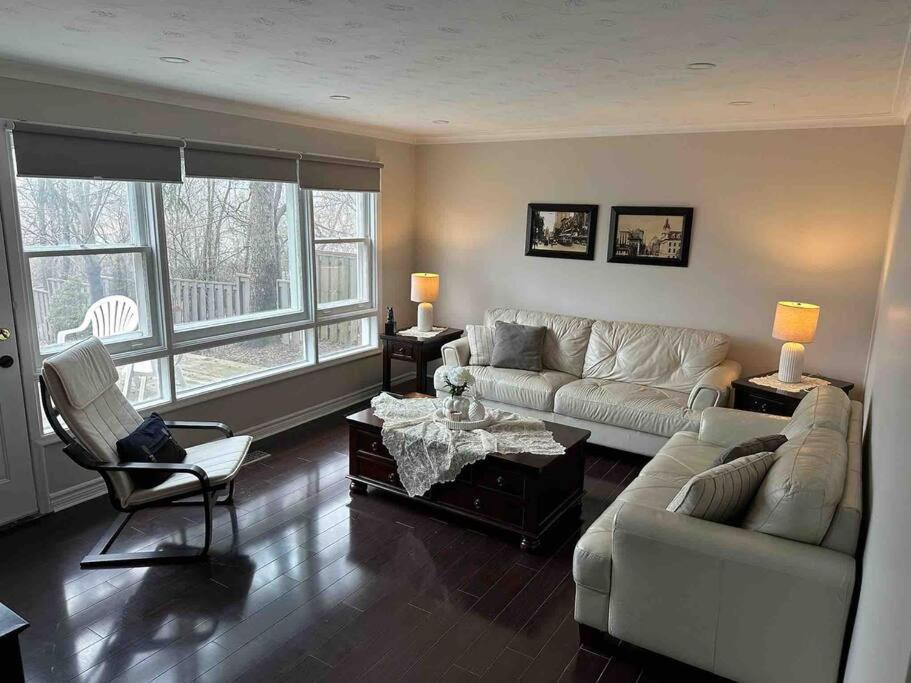 米西索加Enjoy luxury living的客厅配有沙发和桌椅