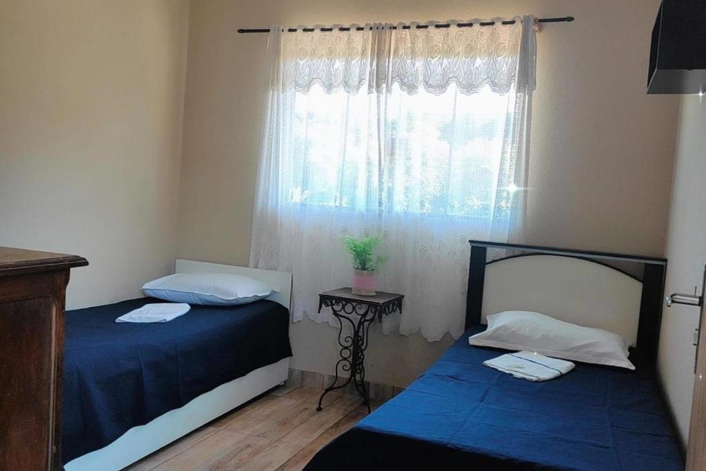 阿普卡拉纳Pousada Apucarana - Sede的小型客房 - 带2张床和窗户