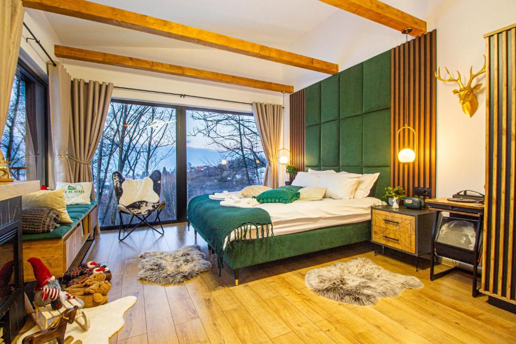 SohodolDoza de Verde Chalet Bran的一间卧室配有一张带绿色墙壁的床