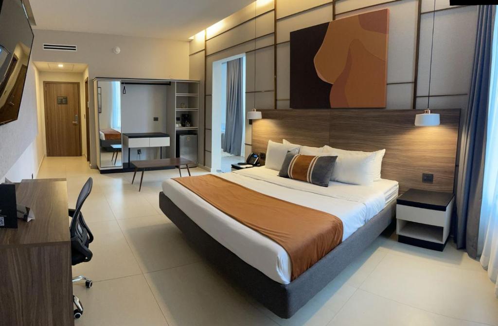 帕丘卡德索托Hotel Casino Grand Vía Dorada的一间卧室,卧室内配有一张大床