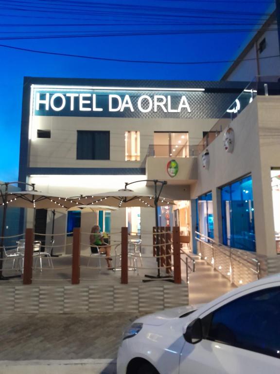 阿拉卡茹Hotel Da Orla的停在酒店前的白色汽车