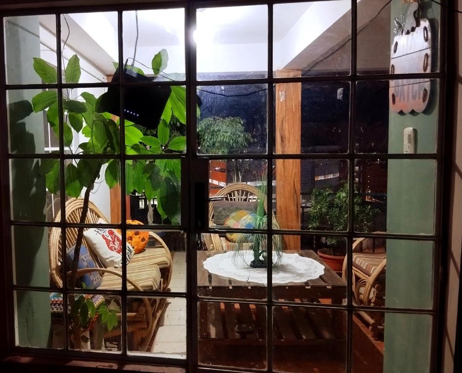 苏克雷At Nativa的透过带桌子的庭院的窗户欣赏美景