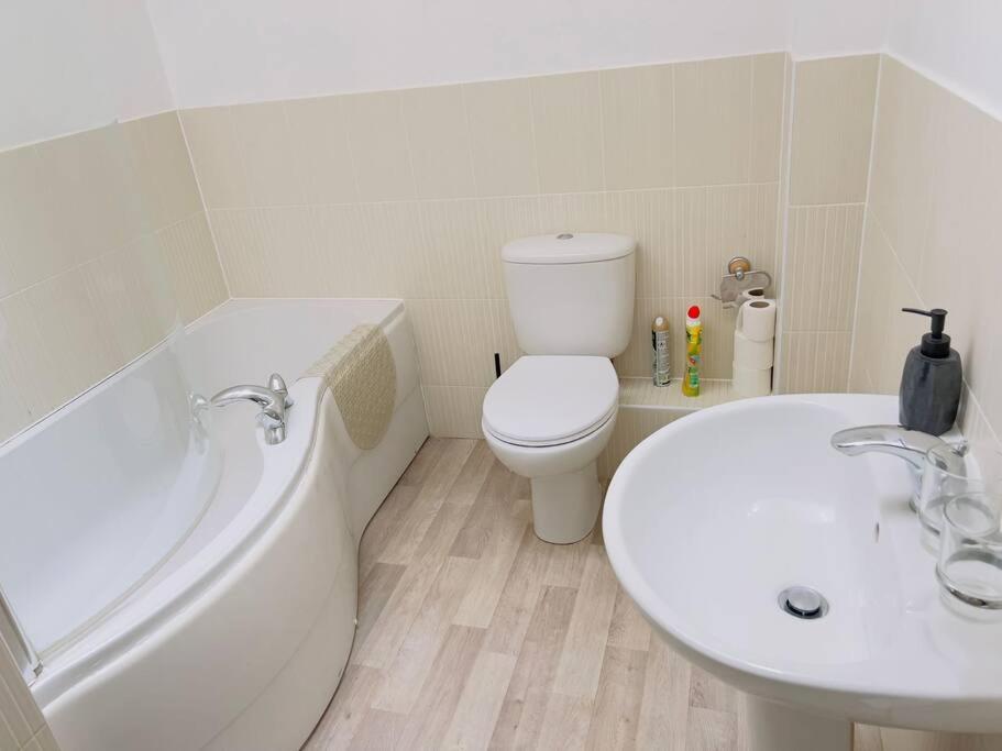 科尔切斯特2 Bedroom Flat in Colchester的带浴缸、卫生间和盥洗盆的浴室