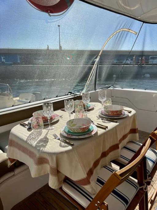 阿德耶Yate Rumbo, casa flotante的船上的桌子,上面有盘子和玻璃杯