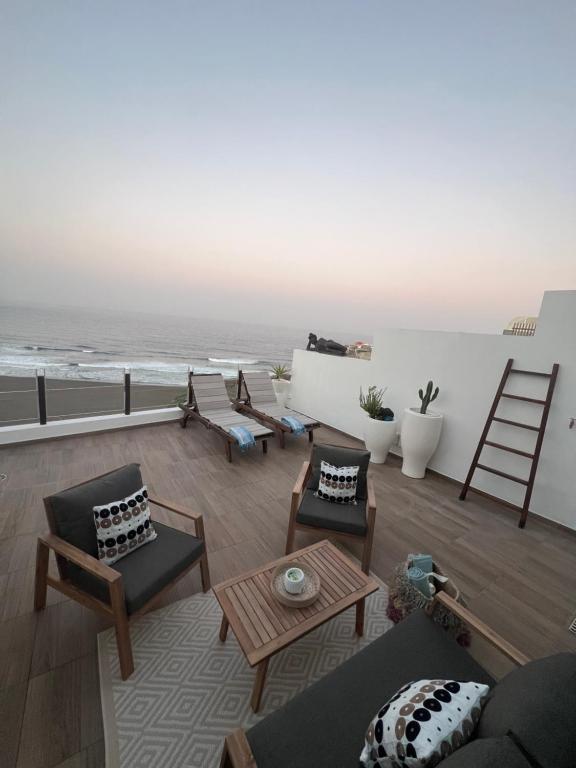 Playa del HombrePlaya del Hombre Deluxe Luxury Apartments的海景客厅