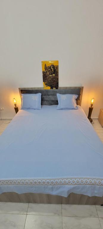 凯鲁万Residence Lyne的一张白色的床,上面有两个枕头