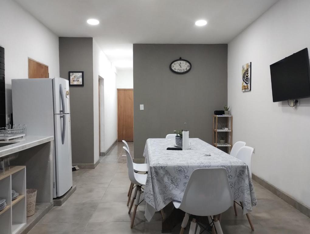 卡法亚特Nanai的厨房配有桌椅和冰箱。