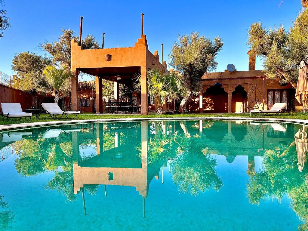 马拉喀什Whisper的一座树木繁茂的房屋前的游泳池