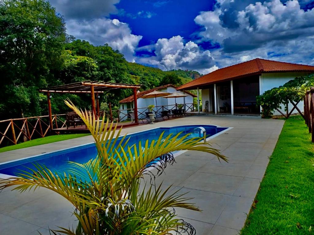 圣丽塔-杜萨普卡伊Casa Baldoni - Fazenda de Café的一个带游泳池和房子的度假胜地