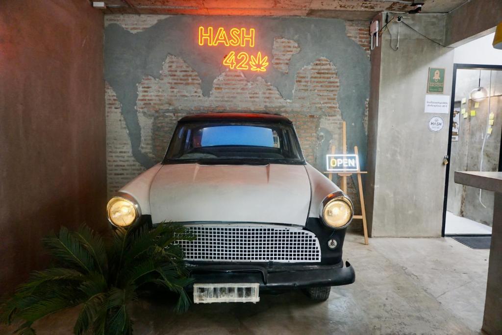 曼谷Chill apartment with unique design @ Silom Soi 3的一辆旧车停在车库里