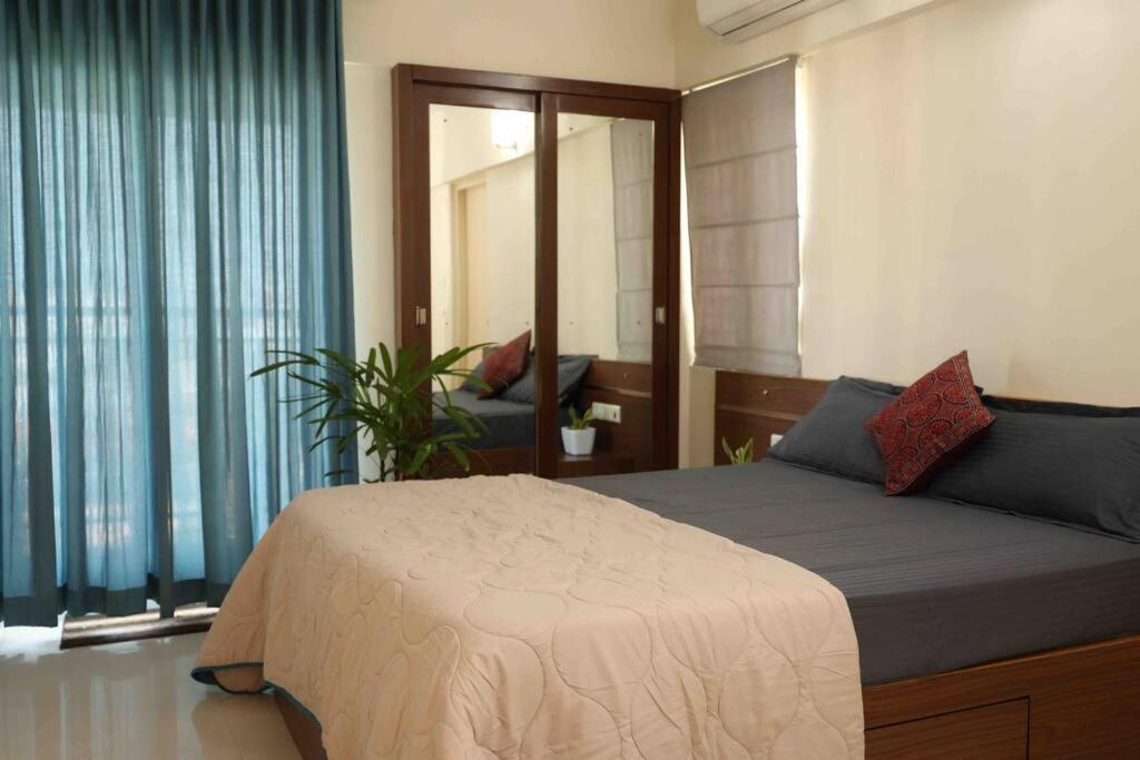 埃尔讷古勒姆Best Serviced Apartments in Cochin Marine drive的一间卧室设有一张床和一个大窗户