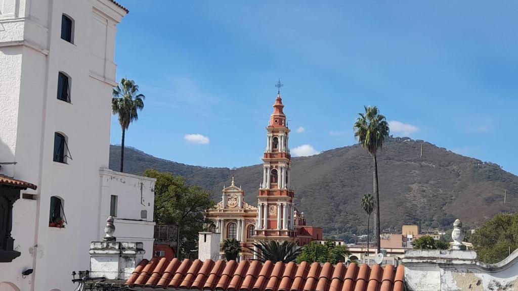 萨尔塔Departamento temporario en Salta la Linda的山前有钟楼建筑