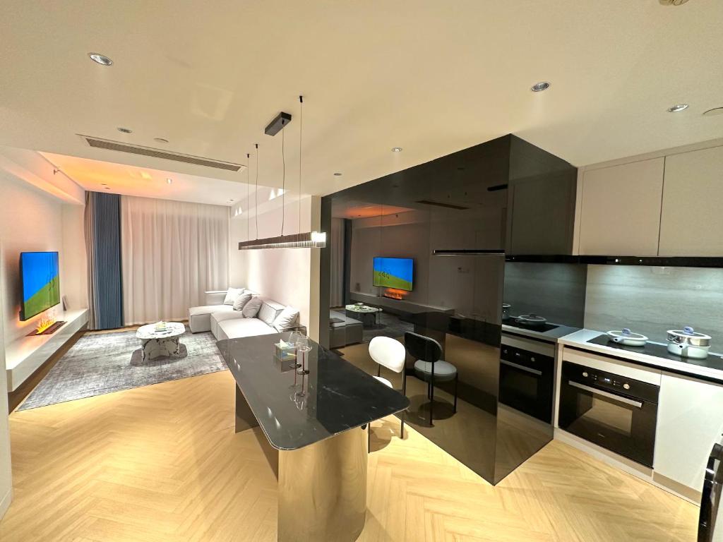 上海ZHome-Count luxury apartment的配有黑色家电的厨房和客厅