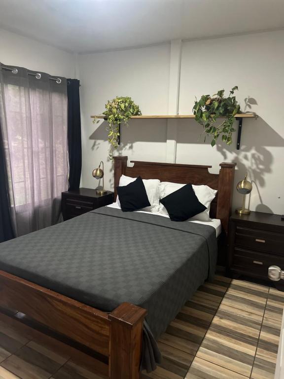 希门尼斯港Villa bonita的一间卧室设有一张大床和两个床头柜