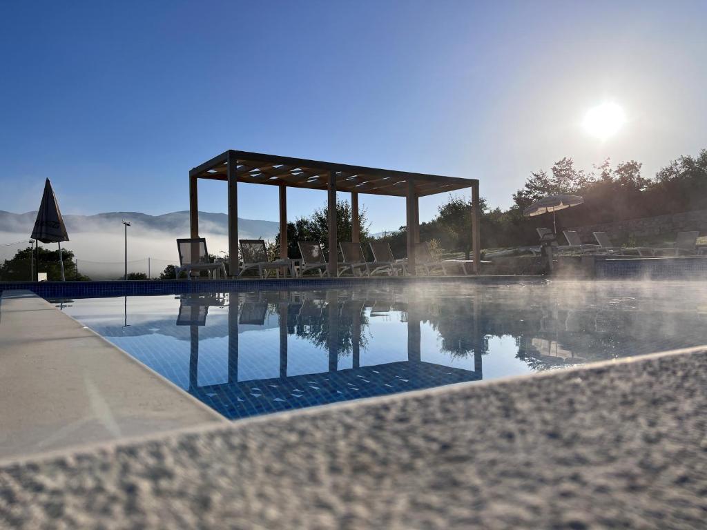科雷尼察Plitvice Village的中间设有带凉亭的游泳池