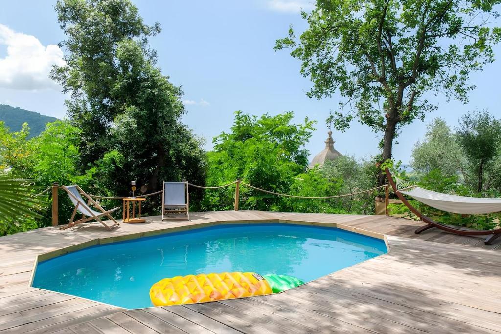 马萨罗萨Ganzo - Tuscany Retreat的一个带吊床的小型游泳池