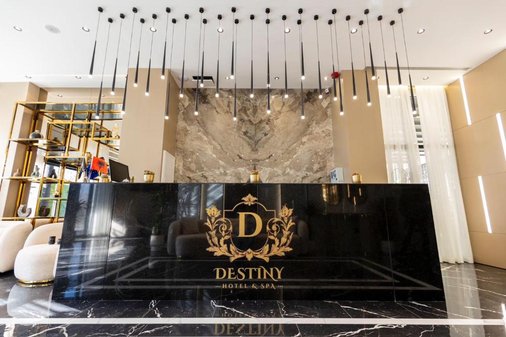 地拉那Destiny Hotel & SPA的奢华商店大堂的吊灯
