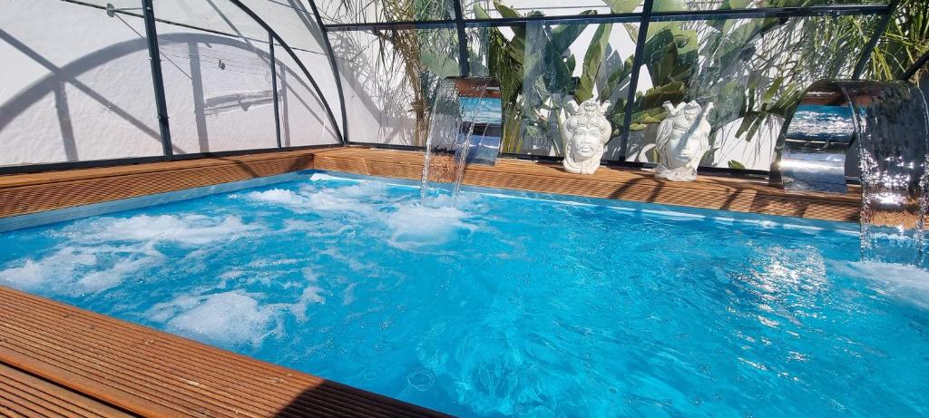 阿格里真托La Maison della Valle的游泳池内设有一个喷泉
