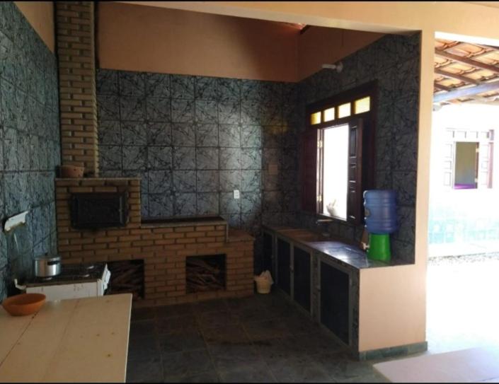 伊列乌斯Marthiane的一间厨房,在房间内配有砖壁炉