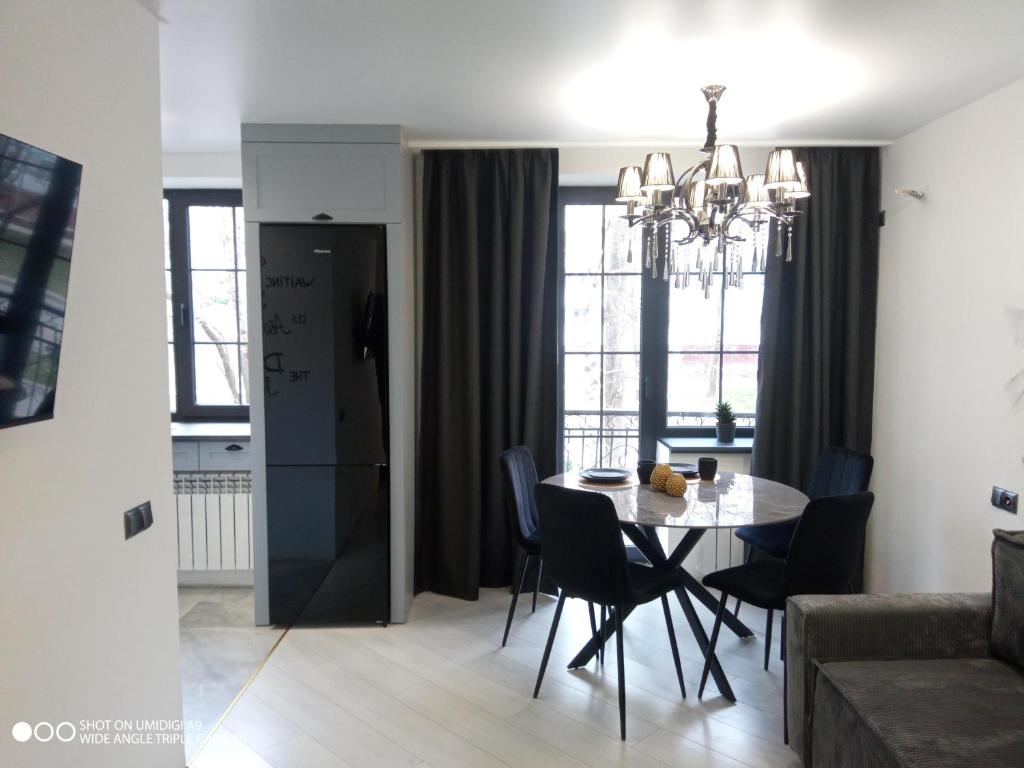 蒂拉斯波尔Lovely apartment的用餐室以及带桌椅的起居室。