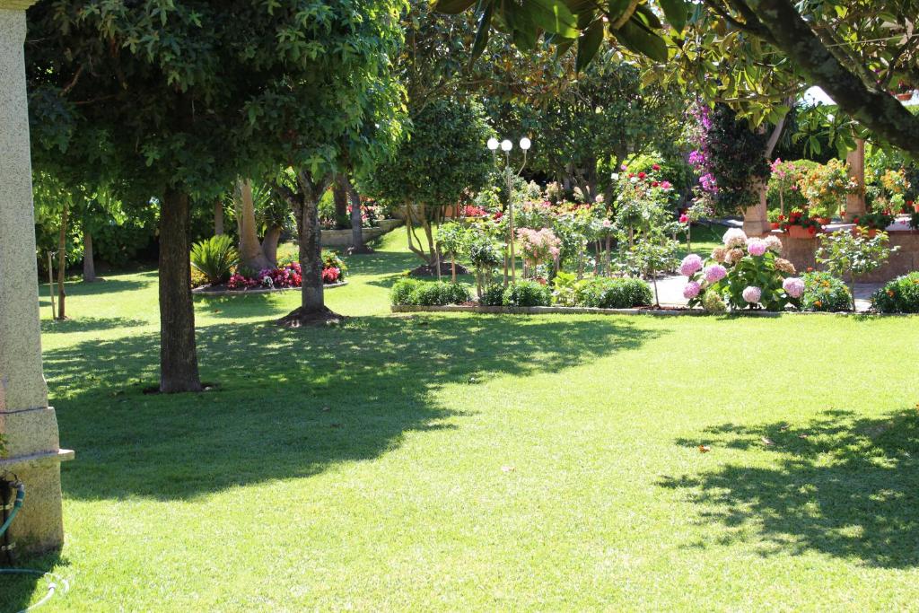 格罗韦复式普雷亚德诺斯酒店的种满鲜花、树木和草地的公园