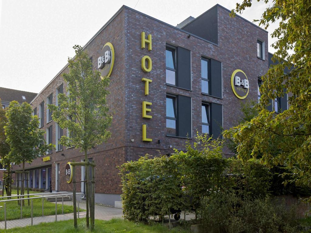 基尔B&B Hotel Kiel-Wissenschaftspark的砖砌的建筑,上面写着奥克斯福德字