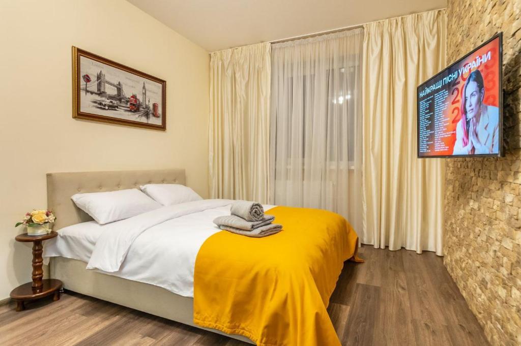 基辅Квартира студия 1 комнатная на Теремках низкий этаж的一间卧室配有一张黄色毯子床