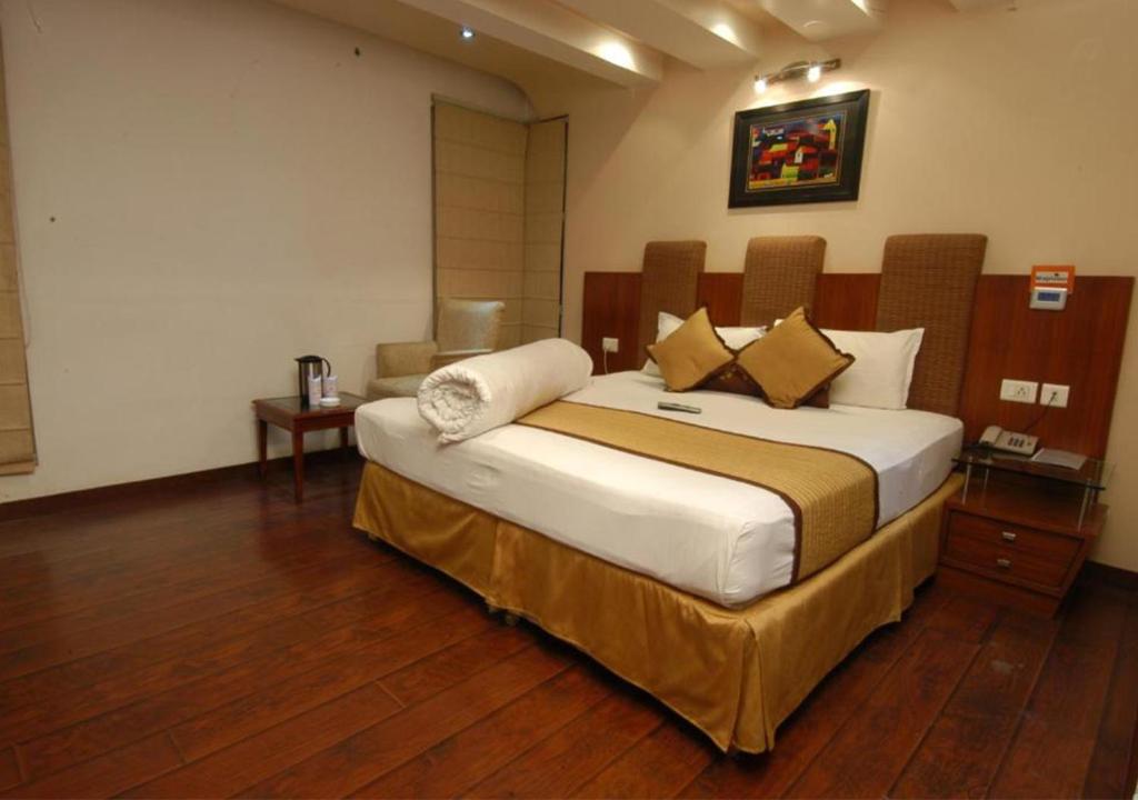 新德里Hotel Palm Do'r Near New Delhi Railway Station的一间卧室,卧室内配有一张大床