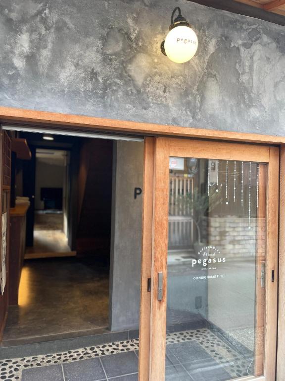 洲本市etoile inn sumoto - Vacation STAY 49252v的建筑上方灯的玻璃门