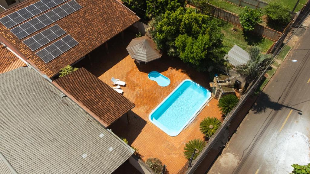 伊瓜苏Foz Temporada的享有房子游泳池的顶部景色