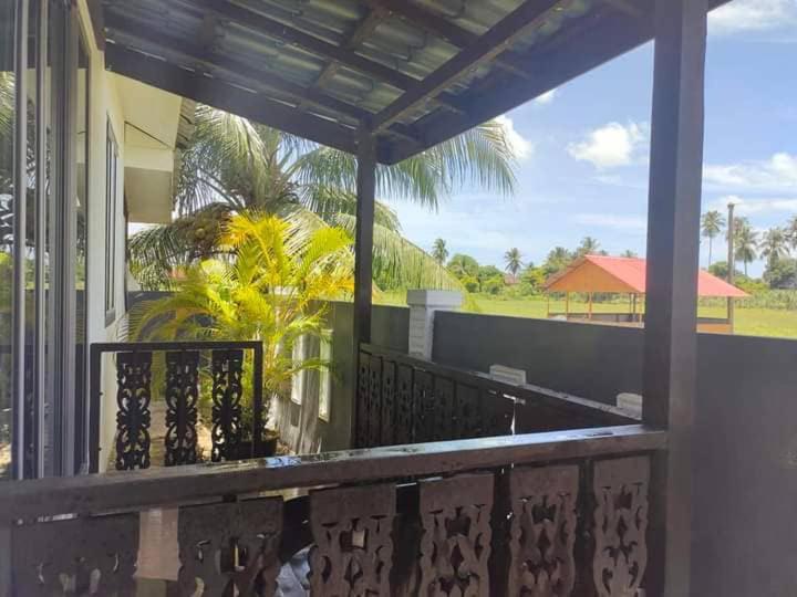 瓜埠Langkawi Homestay Bunga Padi的享有房屋景致的阳台