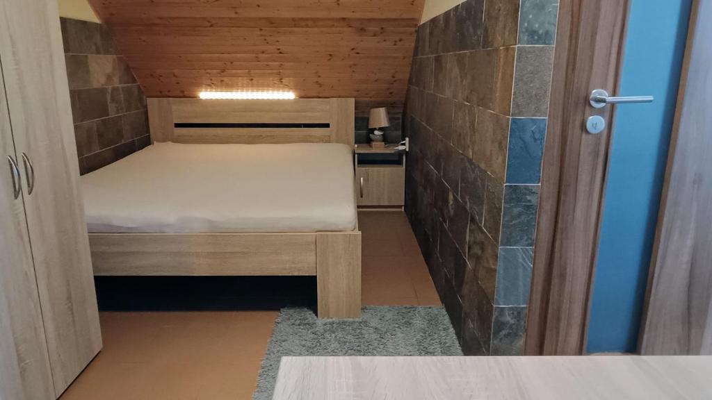 摩拉瓦特热博瓦Guest House Sherpa的小房间,设有床和小门