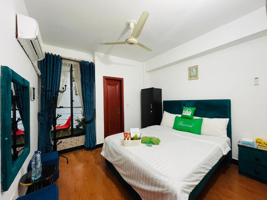 伊斯兰堡HYATT ARYANA Guesthouse 1的一间卧室配有一张床和吊扇