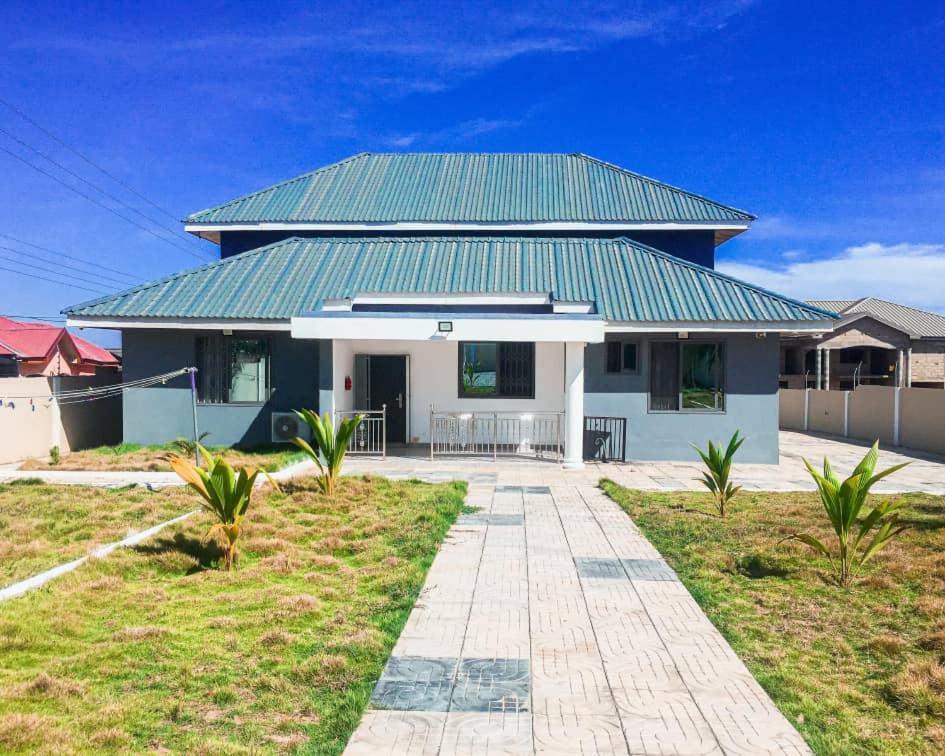 KasoaPro CeDi Ventures Self-catering的绿色屋顶和小路的房子